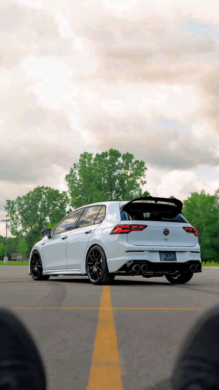 Volkswagen Golf 8 R-Line view 2