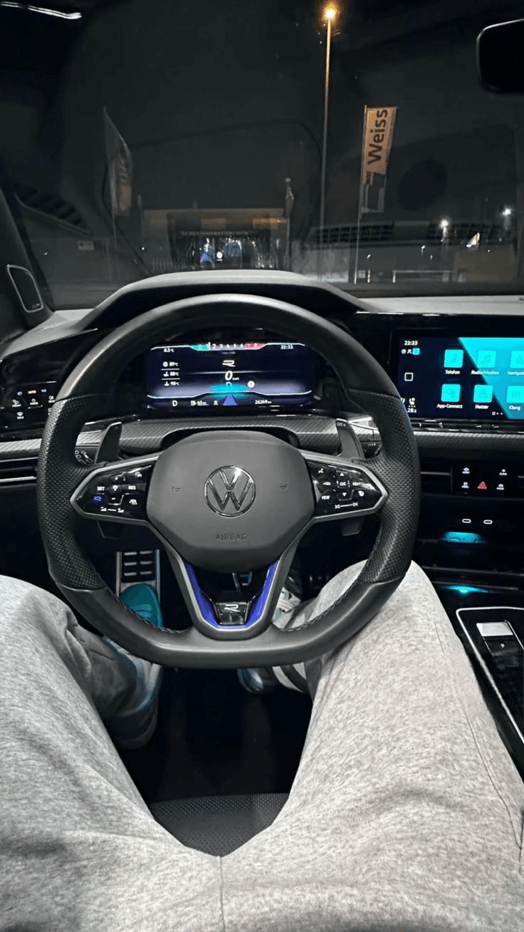 Volkswagen Golf 8 R-Line view 4